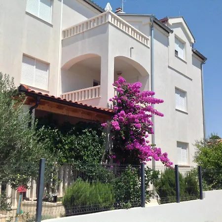 Pinea Sol * Brodarica
